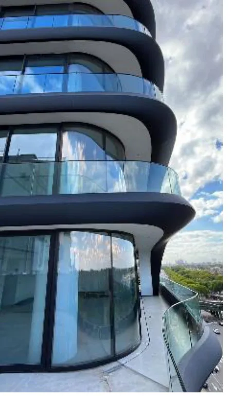 Balcones curvos con vidrio en sistema stick